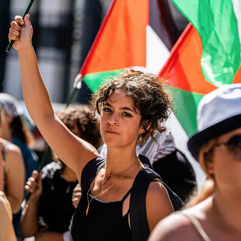  Een jonge vrouw houdt een Palestijnse vlag vast tijdens een solidariteitsbijeenkomst met Palestina. 