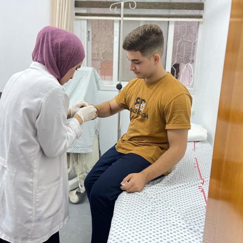 Een arts behandelt een jongetje in een ziekenhuis in Gaza.