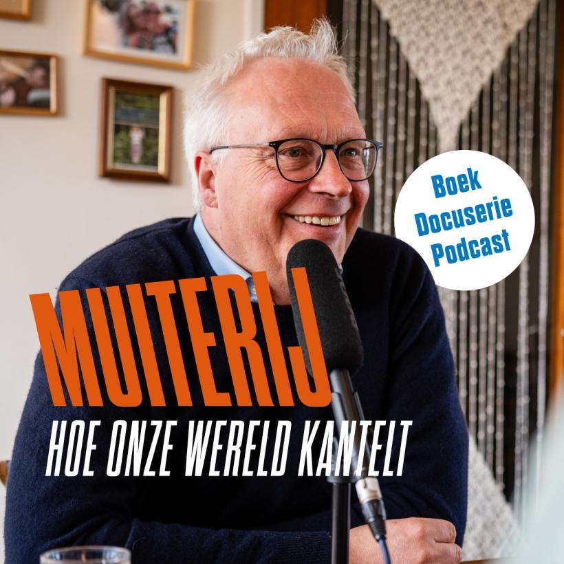 Promotiebeeld voor Muiterij, met Peter Mertens voor een microfoon 
