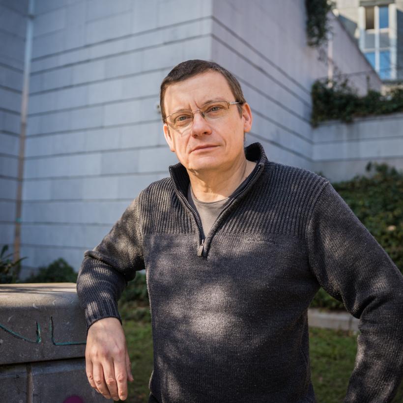 man met bril kijkt in de camera