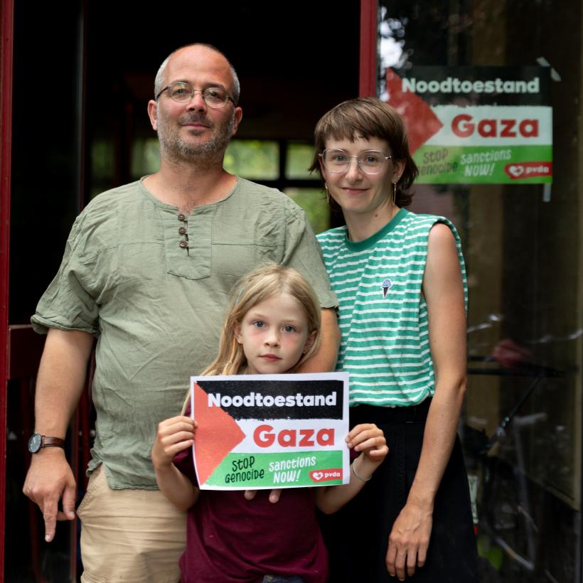 foto van mensen met een bordje “Urgentie Gaza”