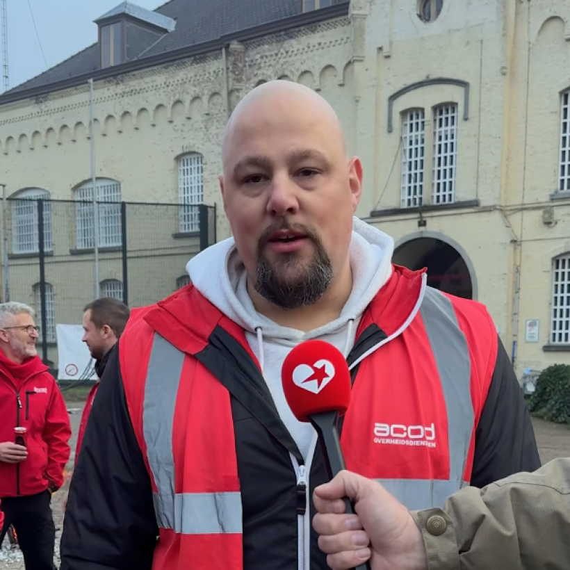 Cipier Mario tijdens in gesprek met de cameraploeg van de PVDA