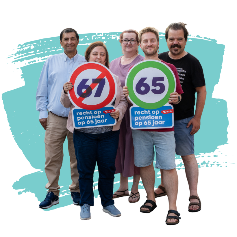 Foto van een groep mensen die een bord vasthouden met daarop het doorstreepte getal 67. 