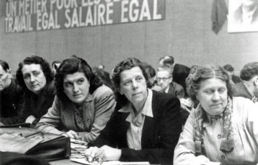 Martha Desrumaux (tweede van rechts) op een vakbondsvergadering in 1947. (Foto DR)