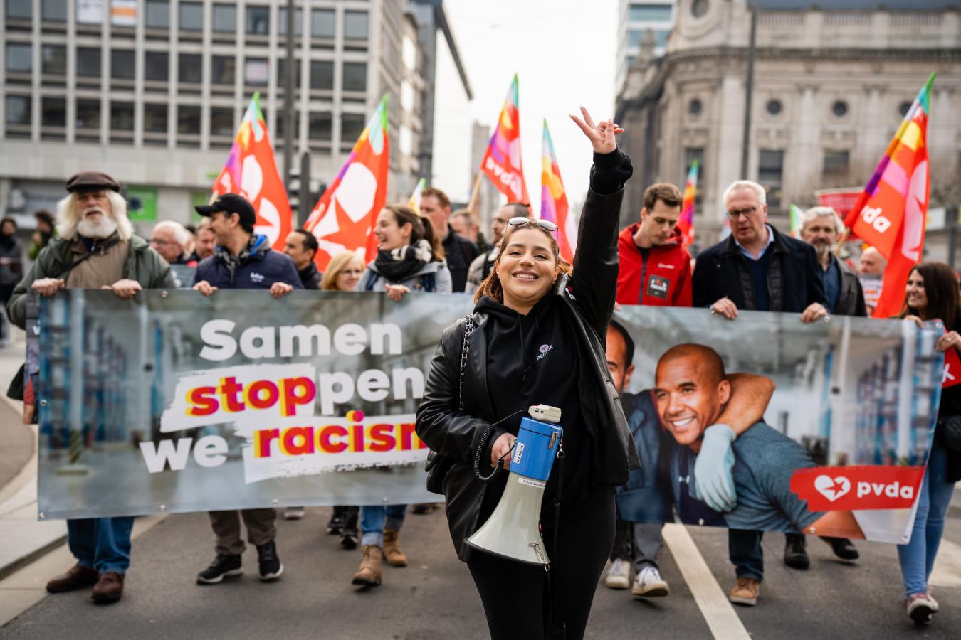 Manal Toumi op een betoging tegen racisme
