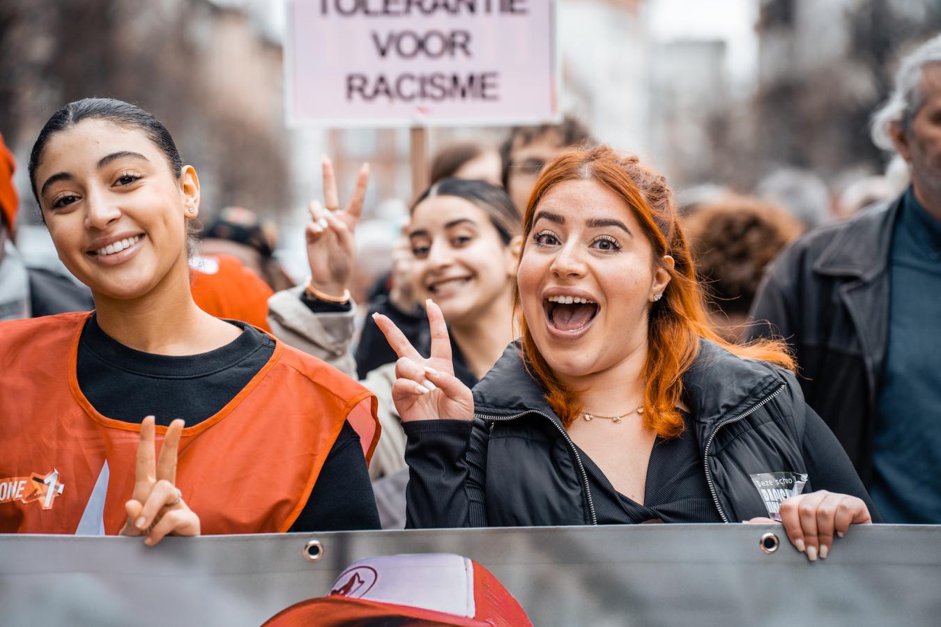 Manal Toumi maakt het V-teken tijdens een betoging