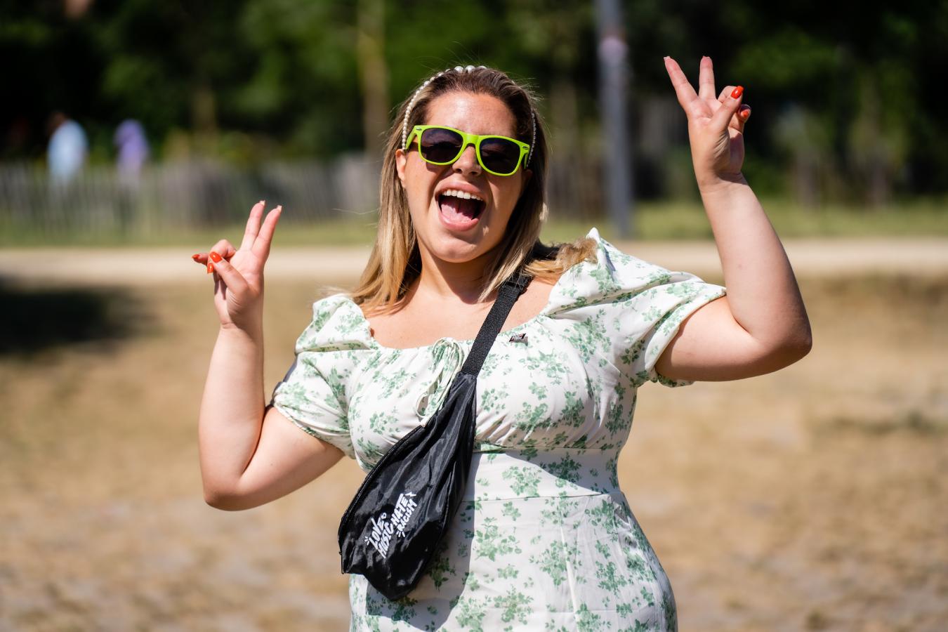 Manal Toumi poseert met festival-goodies