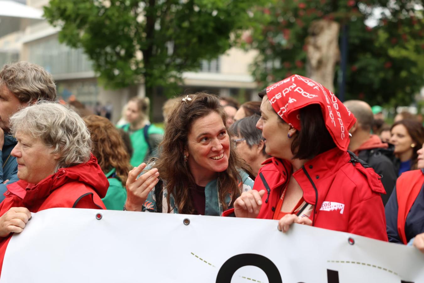 Debby Burssens in gesprek tijdens een betoging