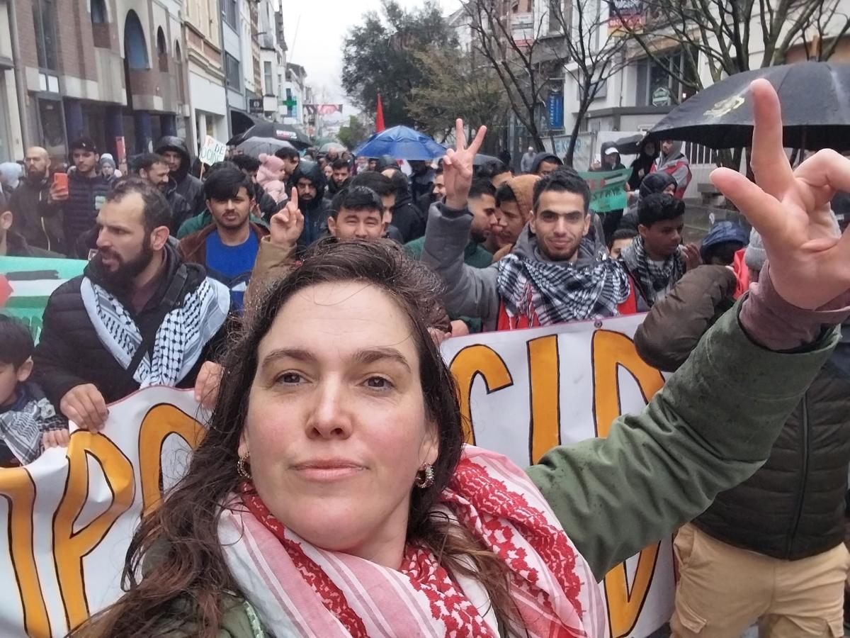 Debby Burssens loopt vooraan op een actie voor Palestina