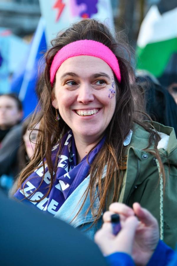 Debby Burssens lachend op een actie