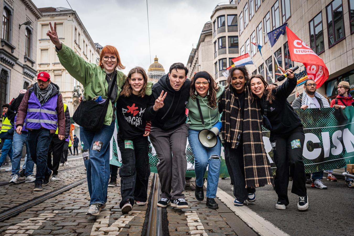 Amina Vandenheuvel met andere jongeren op een betoging tegen racisme