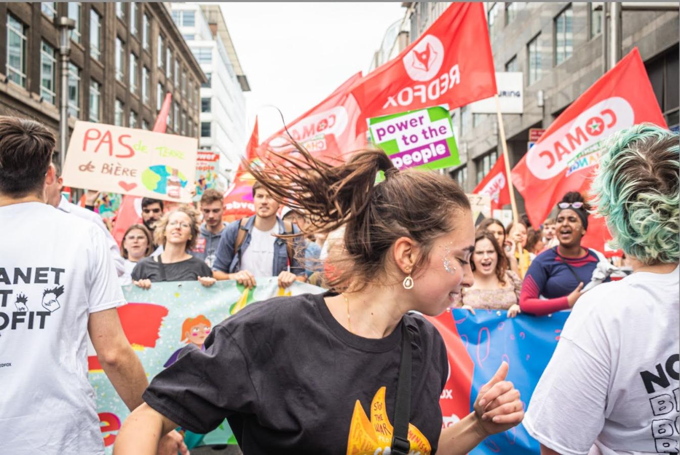 Amina Vandenheuvel tijdens een klimaatbetoging