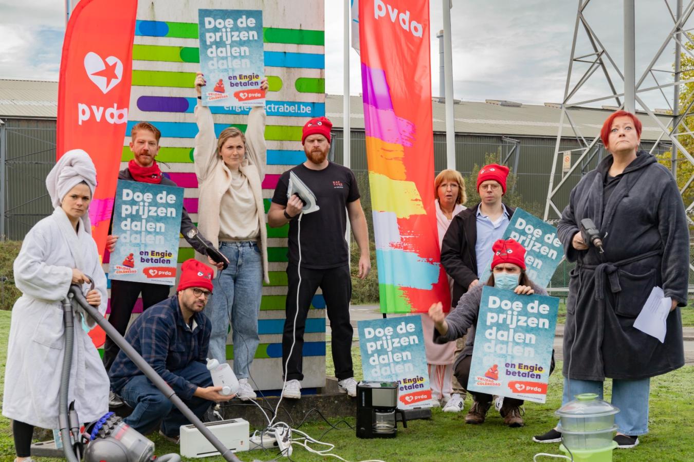 Leden van een PVDA-basisgroep voeren verkleed actie voor betaalbare energie