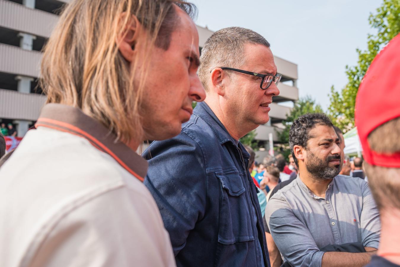 Raoul Hedebouw en Nabil Boukili praten met arbeiders buiten de Audi fabriek in Brussel 