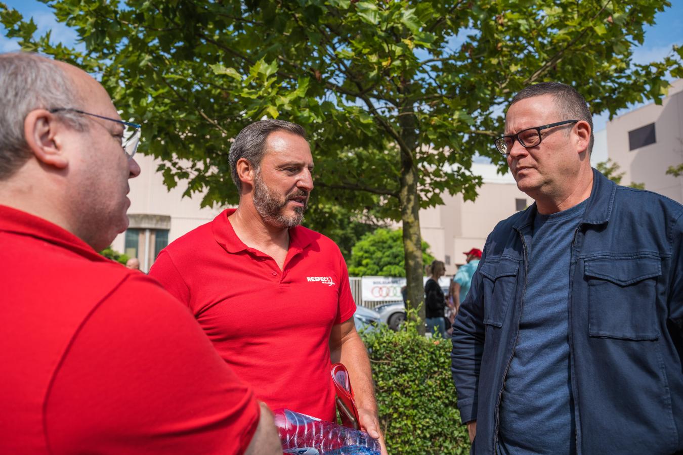 Raoul Hedebouw praat met arbeiders buiten de Audi fabriek in Brussel 