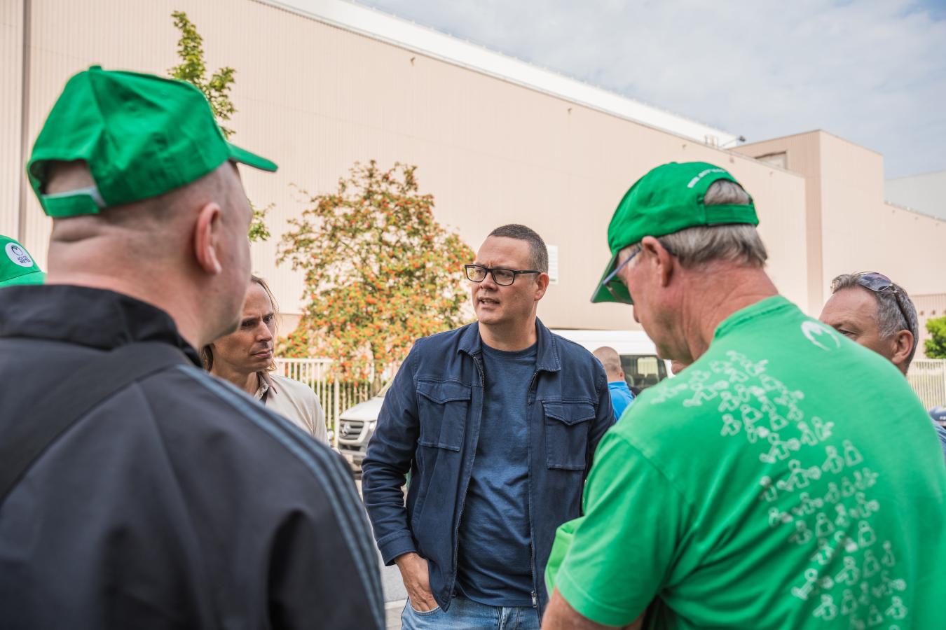 Raoul Hedebouw praat met arbeiders buiten de Audi fabriek in Brussel 