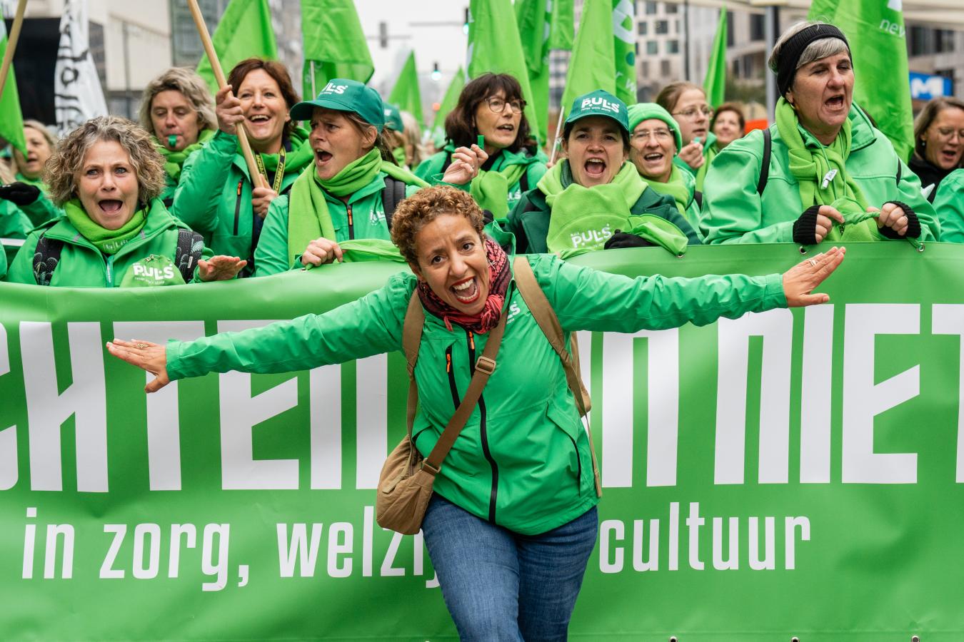 ACV-vakbondsafgevaardigden met een spandoek op de betoging van de non-profit.