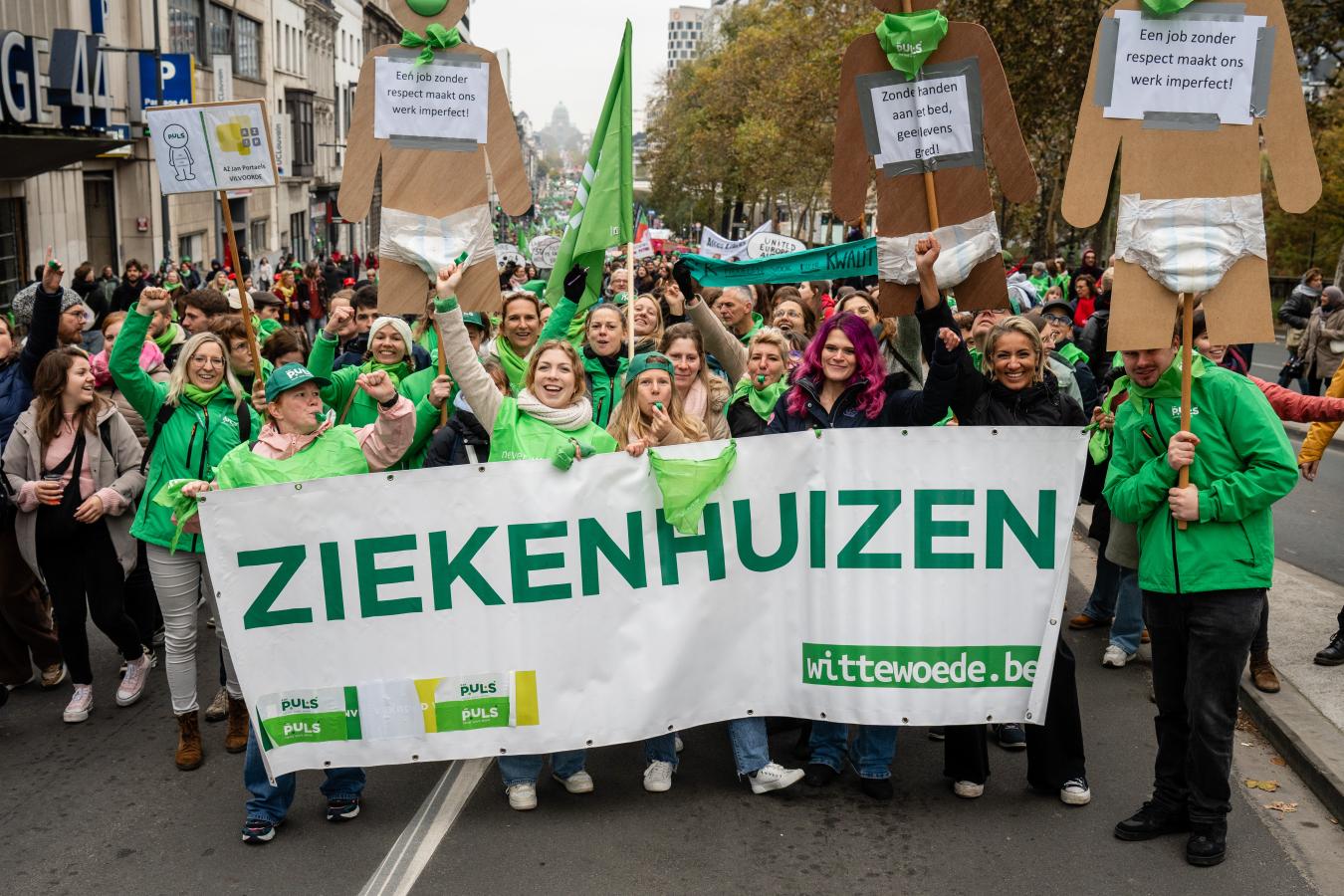 Een delegatie van ACV uit de ziekenhuissector op de betoging van de non-profit.