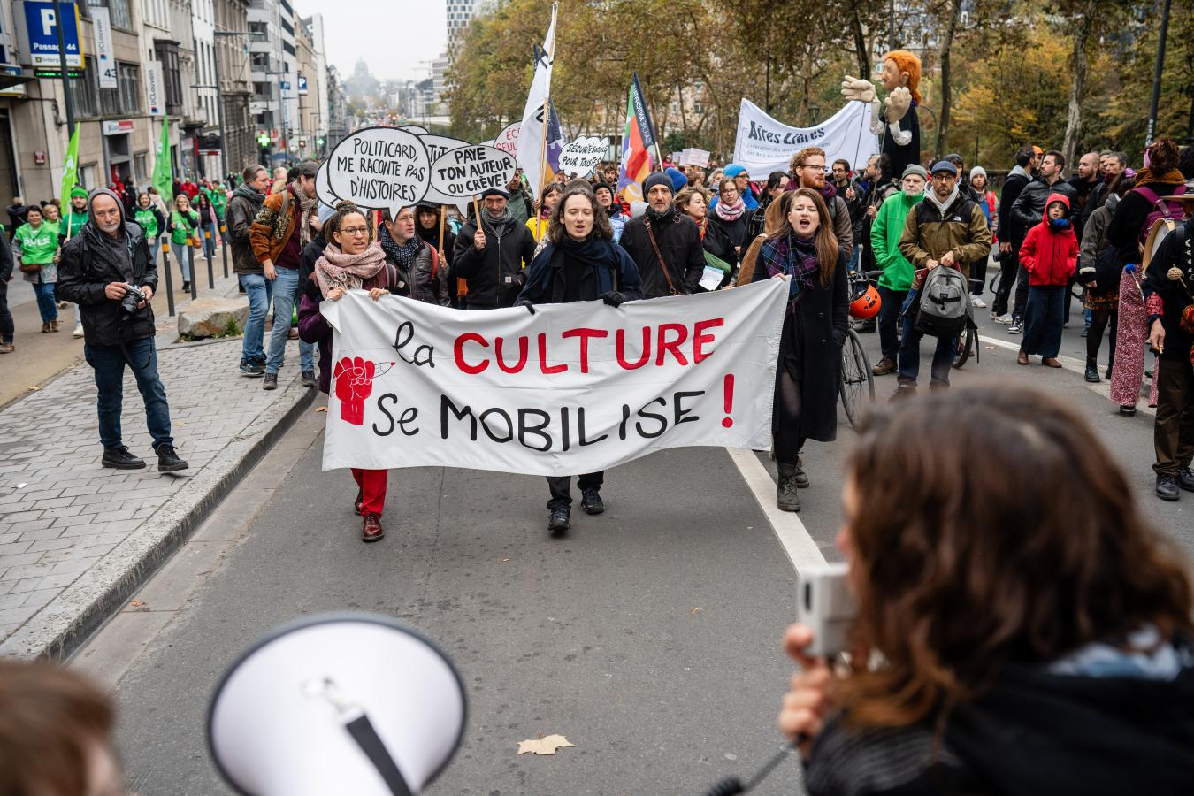 Mensen uit de cultuursector in de straten van Brussel op de betoging van de non-profit.