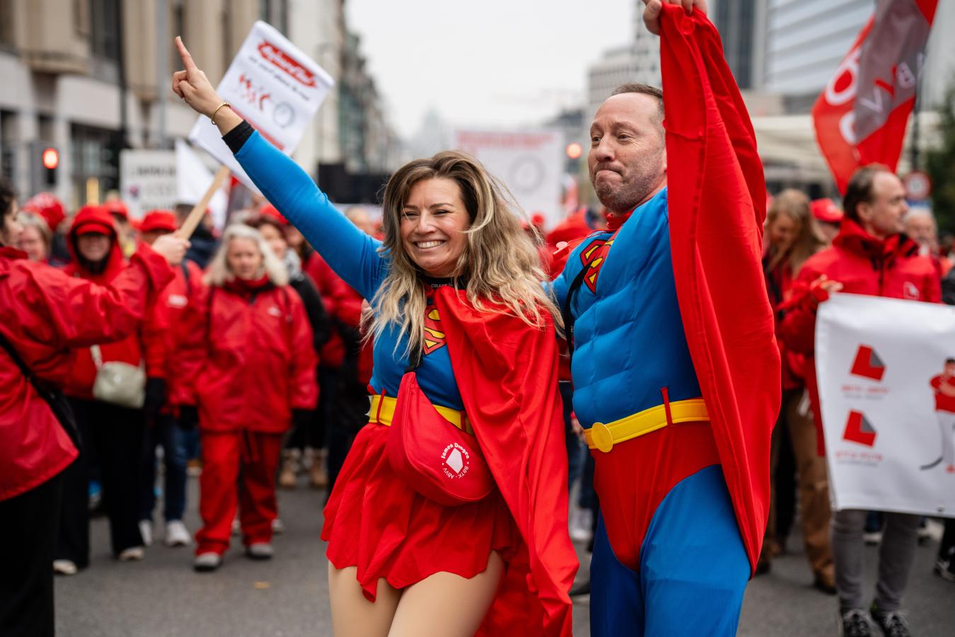 Betogers van de non-profit verkleed als superman