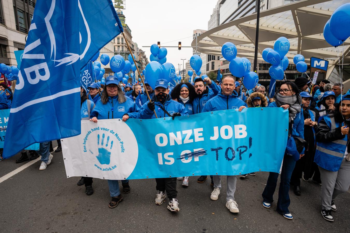 Een delegatie van het ACLVB met een spandoek “Onze job is top” op de betoging van de non-profit.