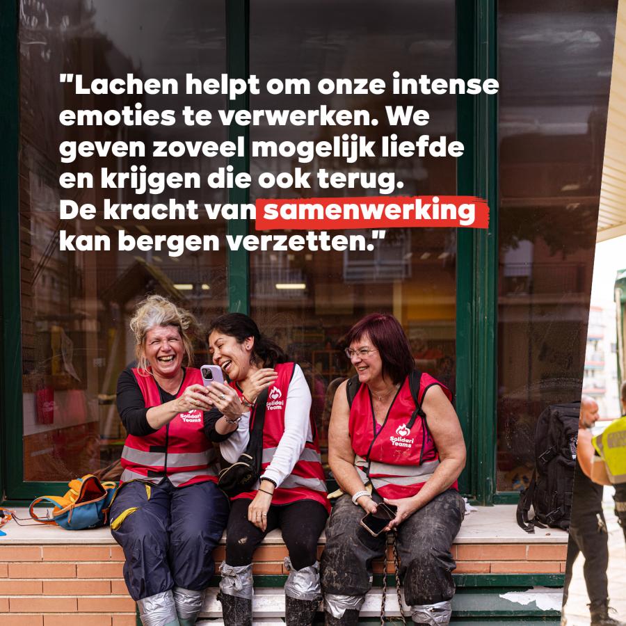 SolidariTeams 6: 3 vrijwilligers lachen. Tekst: "Lachen helpt om onze intense emoties te verwerken. We geven zoveel mogelijk liefde en krijgen die ook terug. De kracht van samenwerking kan bergen verzetten."