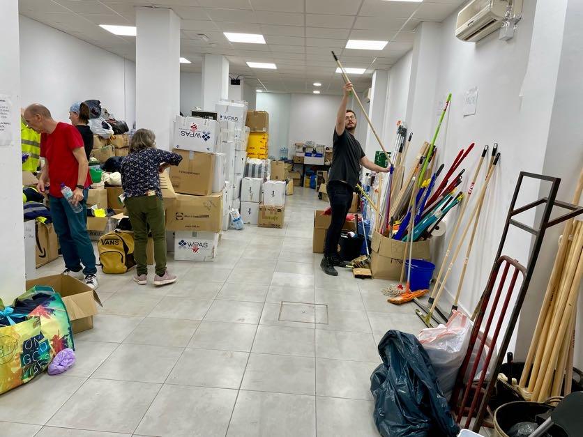 SolidariTeams ruimen op in een gebouw.