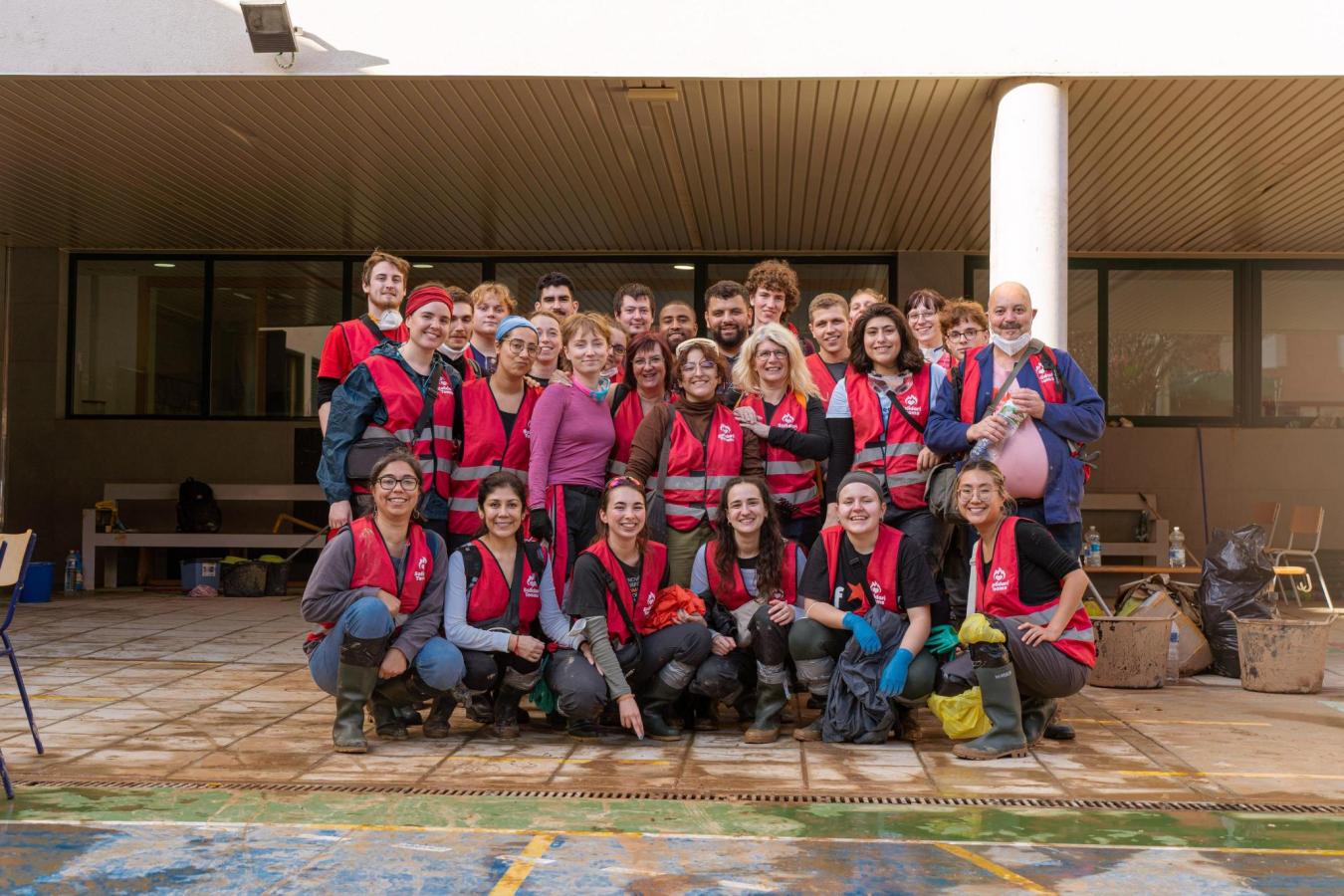 Groepsfoto van de SolidariTeams in actie in Valencia waar ze helpen in de gebieden die getroffen zijn door overstromingen.