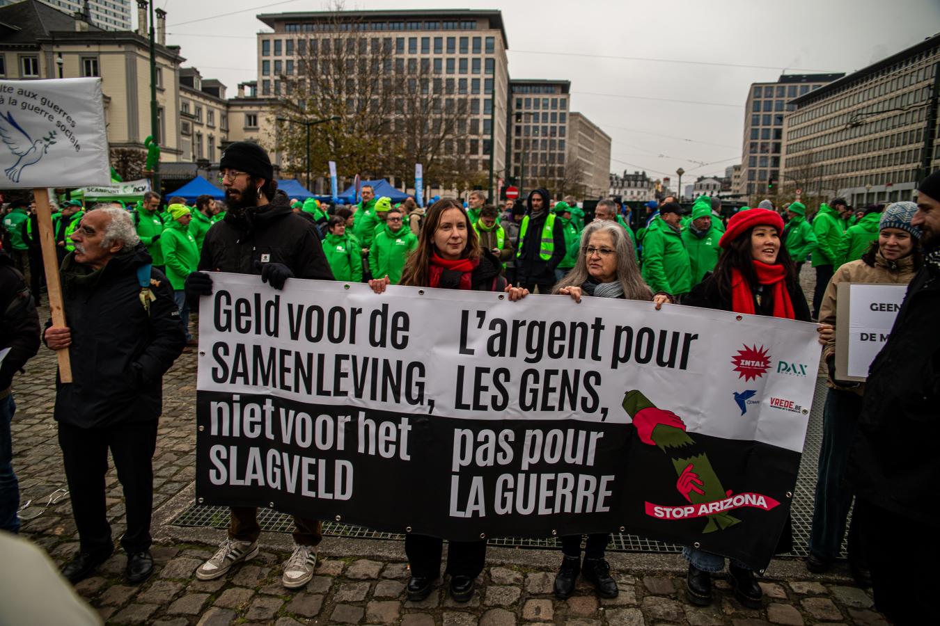 Vredesactivisten achter een spandoek ‘Geld voor de samenleving, niet voor het slagveld’