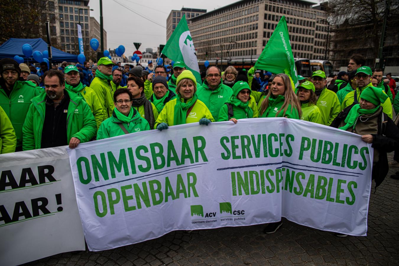 Militanten van ACV Openbare Diensten achter een spandoek met de boodschap “Onmisbaar openbaar”