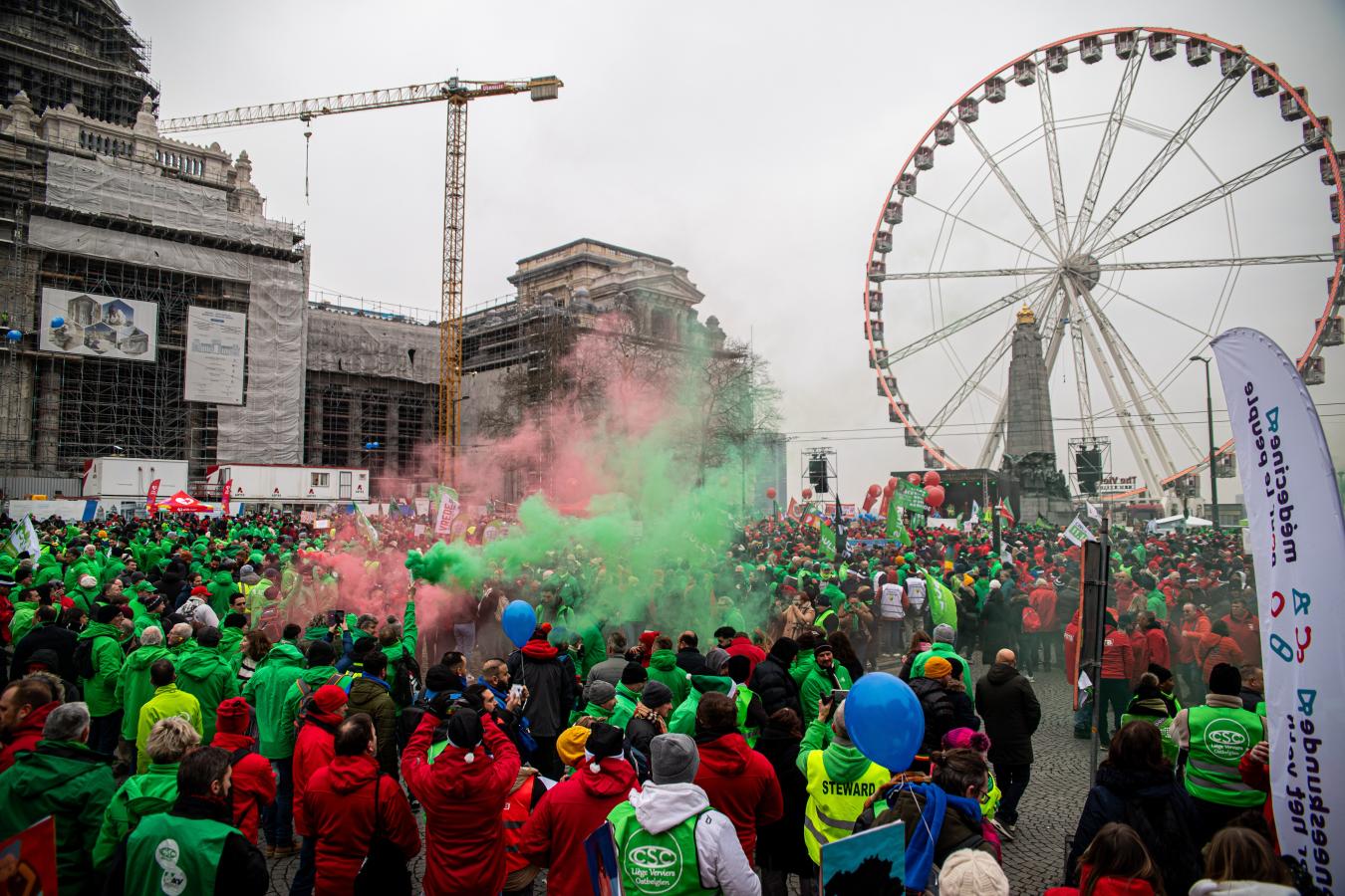 Overzichtsfoto van de vakbondsactie op het Poelaertplein op 13 december