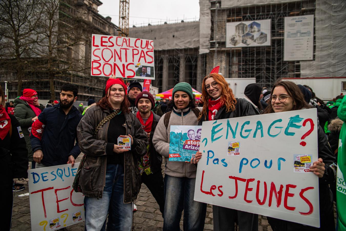 Groepje jongeren die deelnemen aan de vakbondsactie