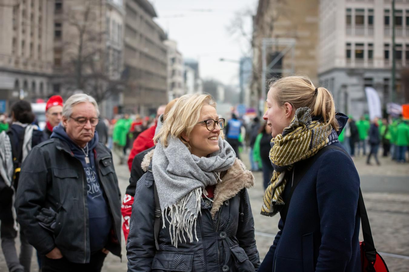 Sofie Merckx in gesprek met een actievoerster tijdens de actie van het gemeenschappelijk vakbondsfront