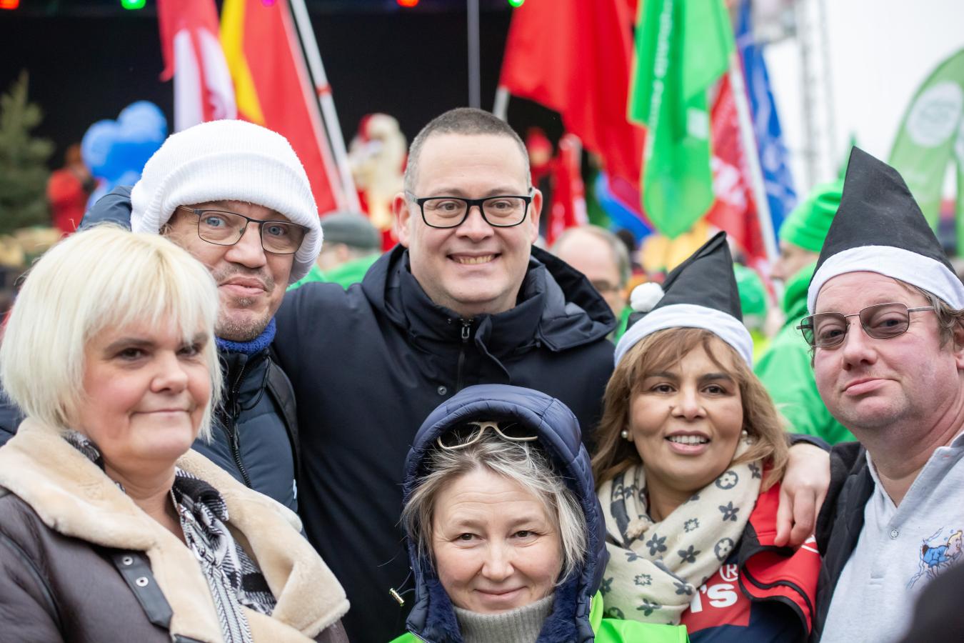 Raoul Hedebouw omringd door actievoerders, samen poseren ze voor een foto