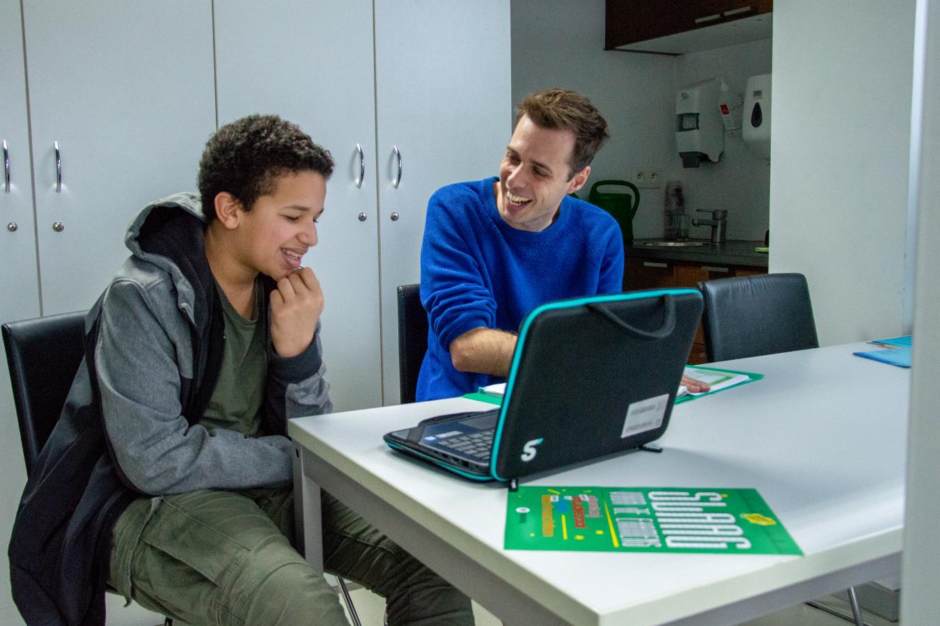 Jos D'Haese helpt een jongere tijdens de Boostdays van RedFox