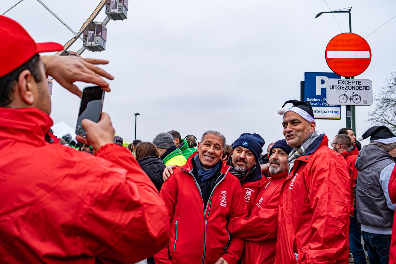Vakbondsleden van ABVV poseren voor een foto