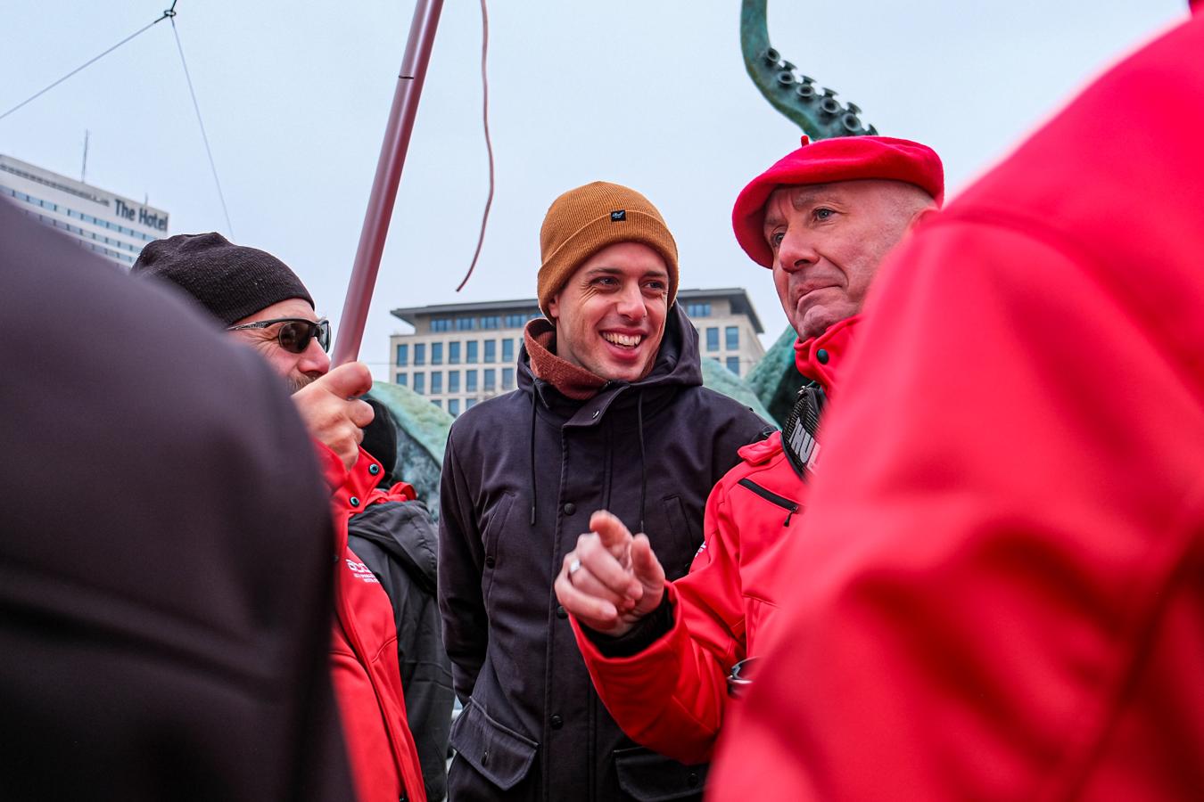 Jos D'Haese in gesprek met enkele vakbondsmilitanten