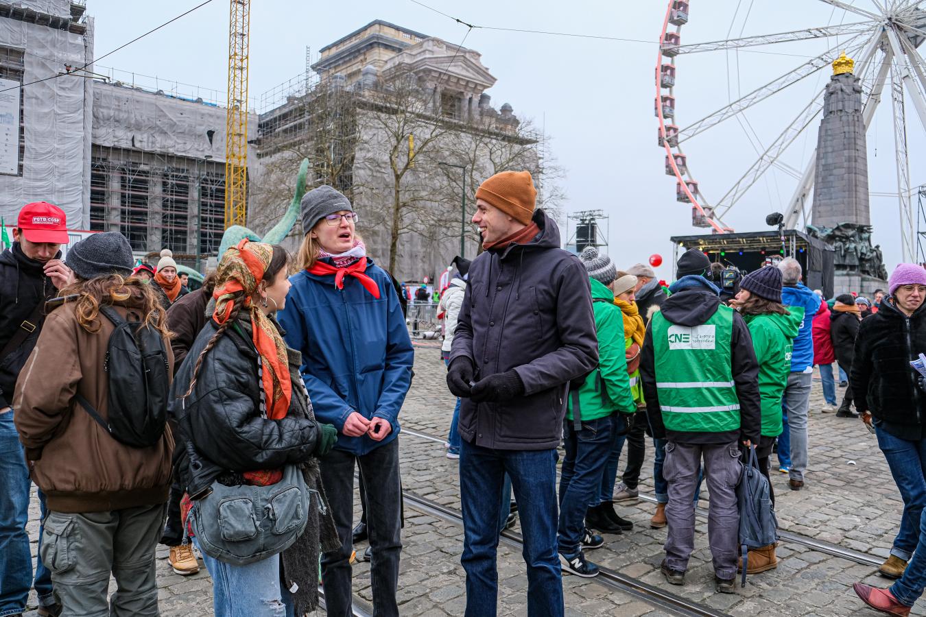 Jos D'Haese in gesprek met enkele actievoerders op het Poelaertplein