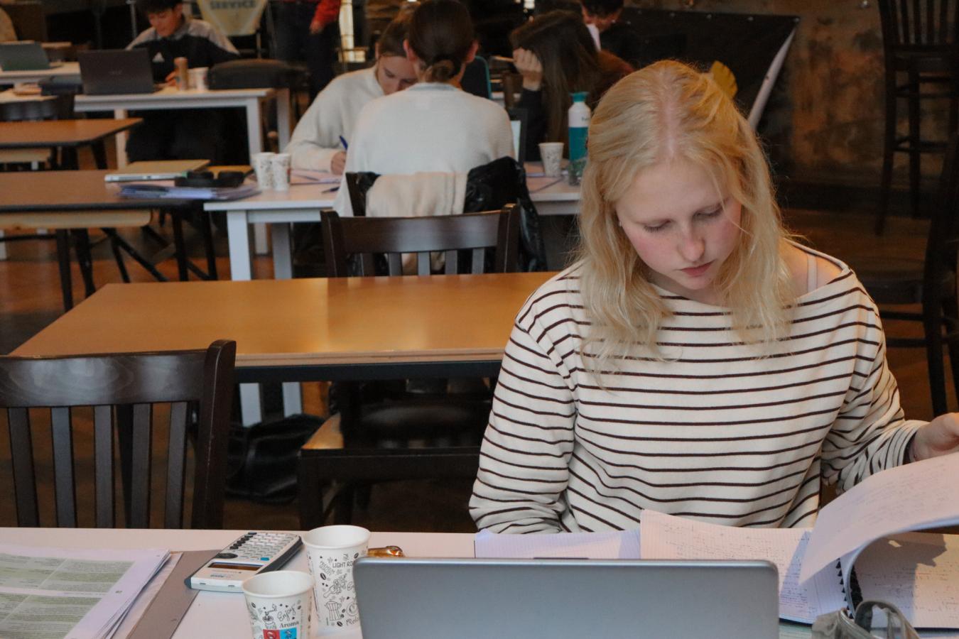 Een meisje zit geconcentreerd te studeren tijdens de Boostdays van RedFox