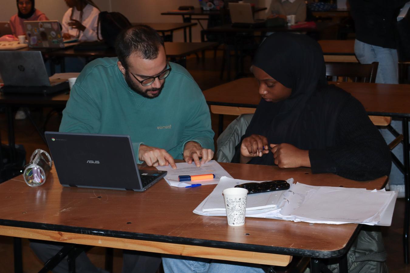 Een vrijwilliger beantwoordt de vragen van een scholiere tijdens de Boostdays van RedFox