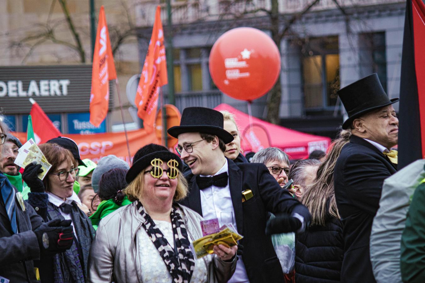 Twee actievoerders verkleed als superrijken
