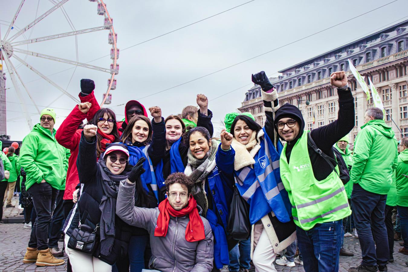 Jonge syndicalisten van de drie vakbonden poseren samen op het Poelaertplein.
