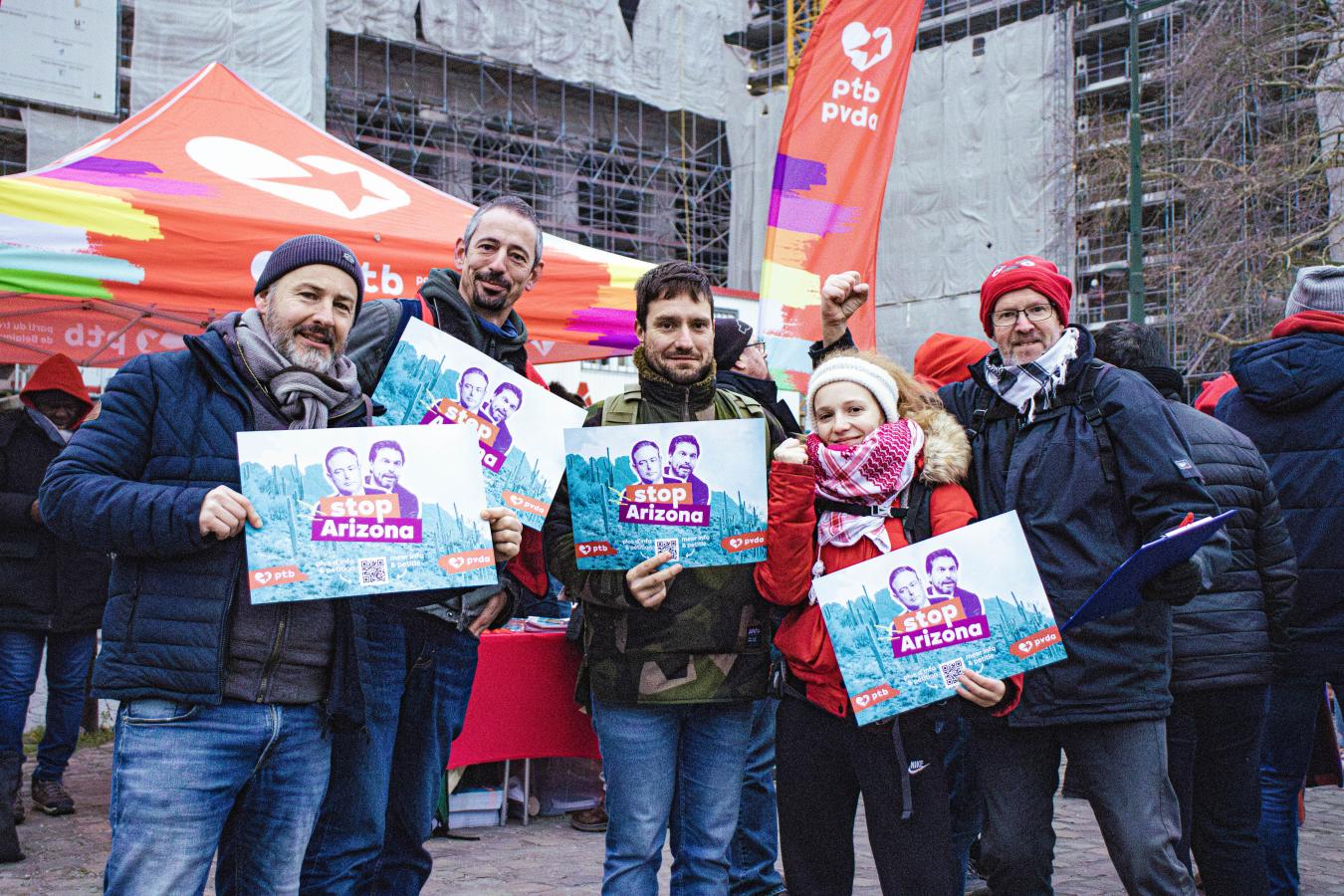 Enkele leden van de PVDA met bordjes “Stop Arizona”