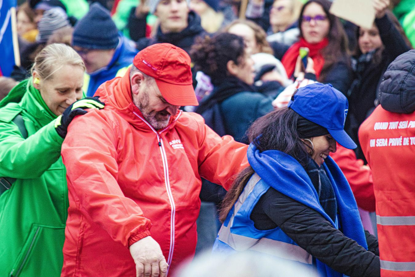 Militanten van de drie vakbonden vormen een polonaise tijdens hun actie