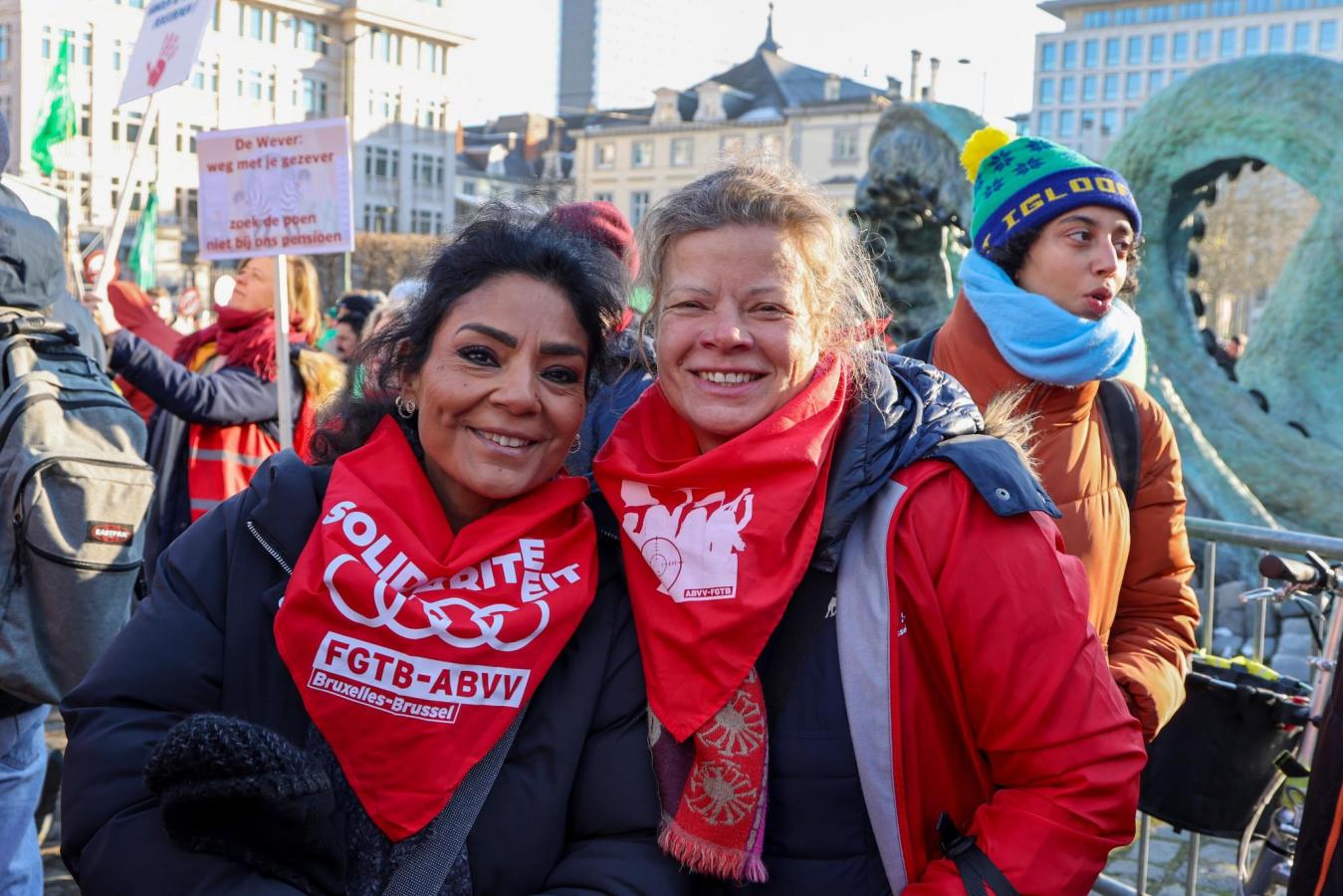 Twee vrouwen van de vakbond, gekleed in rood