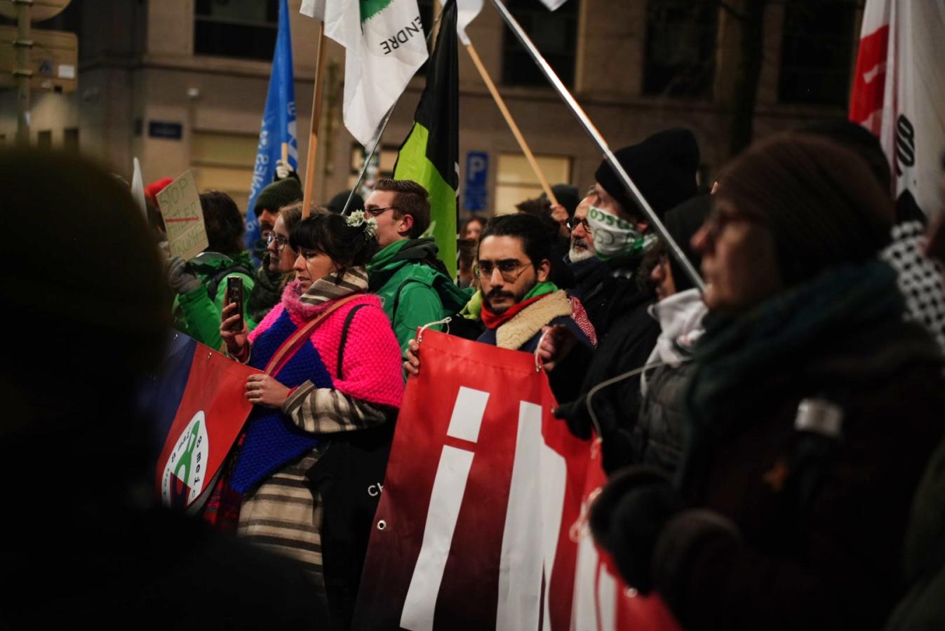 Mensen tijdens de actie tegen Trump in Brussel op maandag 20 januari 2025
