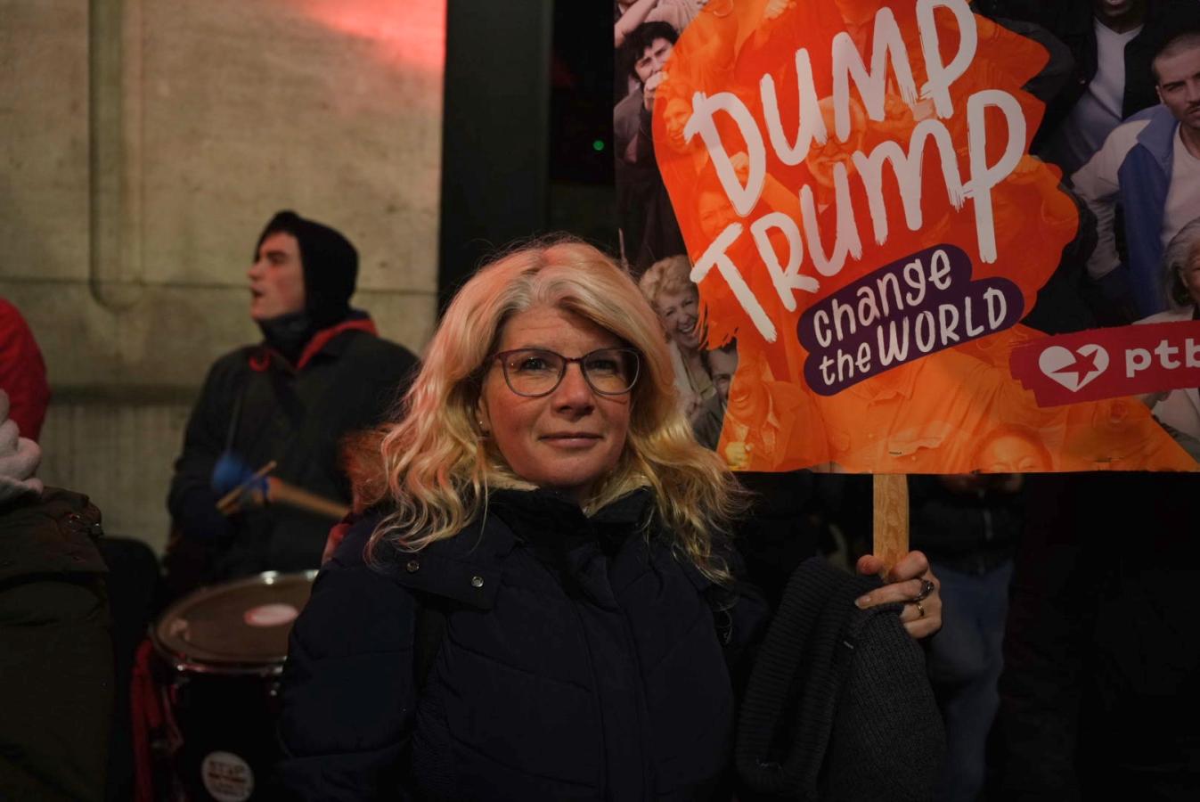 Mensen tijdens de actie tegen Trump in Brussel op maandag 20 januari 2025