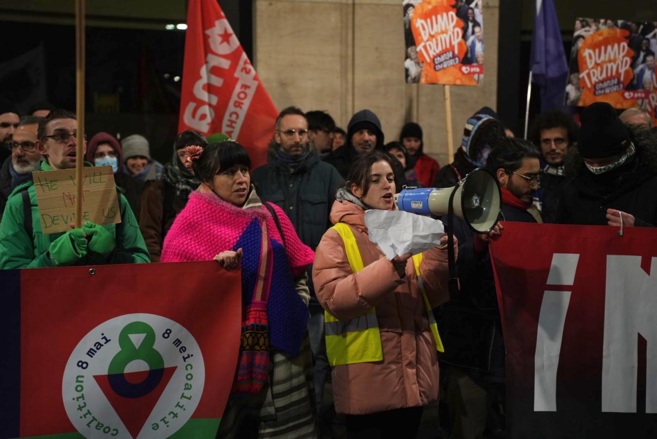 Mensen tijdens de actie tegen Trump in Brussel op maandag 20 januari 2025