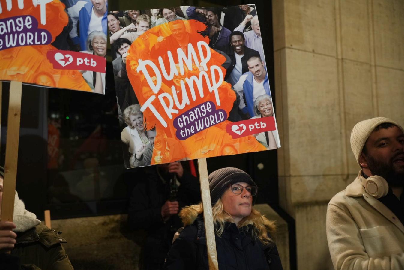Mensen tijdens de actie tegen Trump in Brussel op maandag 20 januari 2025