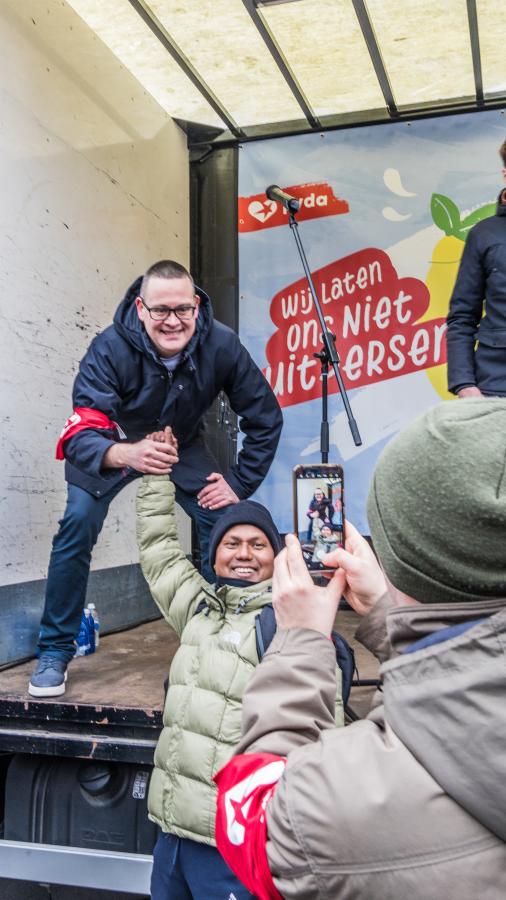 vakbondsbetoging 13 februari: Raoul Hedebouw gaat op de foto met betogers